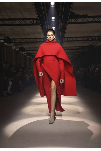Kaia Gerber défile pour la collection prêt-à-porter automne-hiver 2020-21 de Givenchy à l&#039;Hippodrome de Longchamp le 1er mars 2020. 