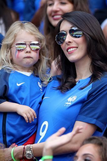 Jennifer Giroud avec sa fille, Jade, lors du match contre l'Irlande le 26 juin 2016.