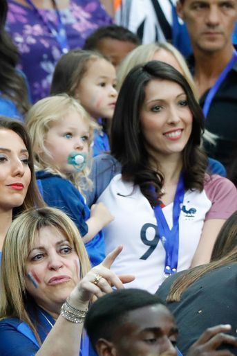 Jennifer Giroud avec sa fille, Jade, lors du match contre la Roumanie, le 10 juin 2016.