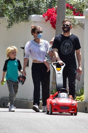 Kate Mara et Jamie Bell avec leurs enfants à Los Angeles le 23 mai 2020