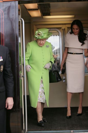 Meghan Markle Et La Reine Elizabeth II En Viste Dans Le Nord De L&#039;Angleterre    ( 2