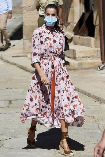 La reine Letizia d&#039;Espagne, dans une robe Hugo Boss, en Castille et Leon, le 15 juillet 2020