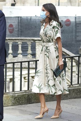 La reine Letizia d&#039;Espagne, dans une robe Pedro del Hierro, en Galice, le 25 juillet 2020