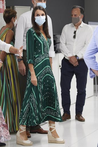 La reine Letizia d&#039;Espagne, dans une robe Sandro, en Navarre, le 27 juillet 2020