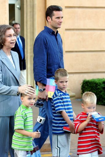 Inaki Urdangarin avec ses trois fils et la reine Sofia d'Espagne, le 5 juin 2005