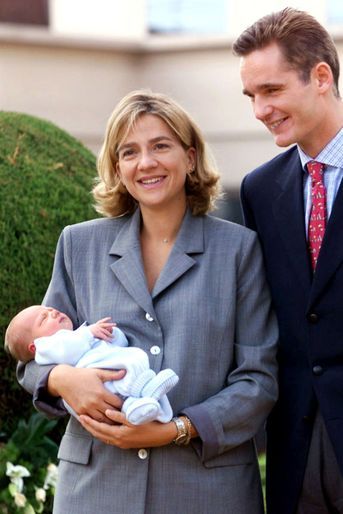 Inaki Urdangarin et la princesse Cristina d'Espagne avec Juan, leur premier enfant, le 1er octobre 1999