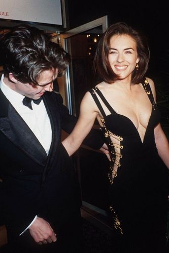 Hugh Grant et Elizabeth Hurley, dans sa fameuse robe Versace, à la première de «Quatre mariages et un enterrement» en mai 1994 à Londres.