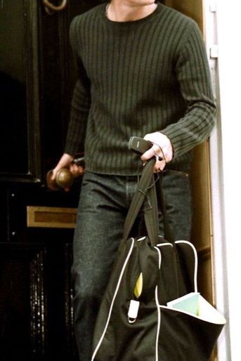 Hugh Grant quittant le domicile conjugal, au lendemain de l'annonce de sa séparation d'Elizabeth Hurley, fin mai 2000.