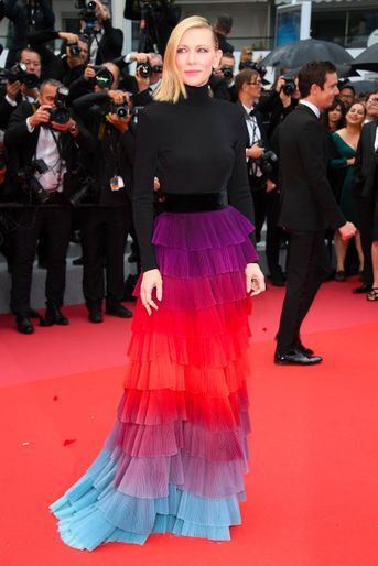 Cate Blanchett monte les marches à Cannes le 14 mai 2018