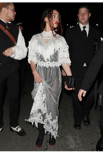 La chanteuse FKA Twigs arrive au défilé Burberry lors de la Fashion Week de Londres le 17 février 2020. 