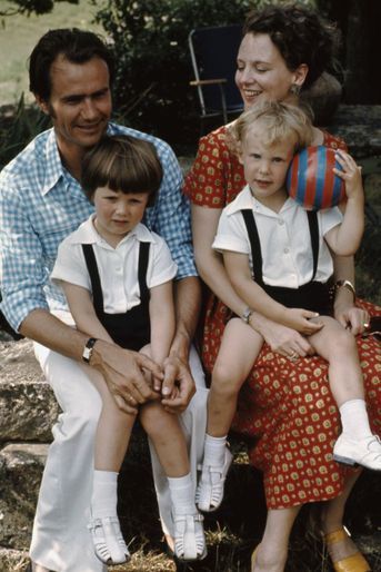 Le prince Frederik de Danemark avec ses parents et son petit frère en août 1972