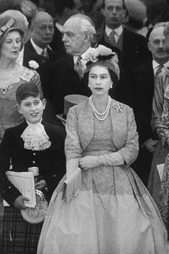 Détail de la robe de la reine Elizabeth II au mariage de sa soeur la princesse Margaret, le 6 mai 1960