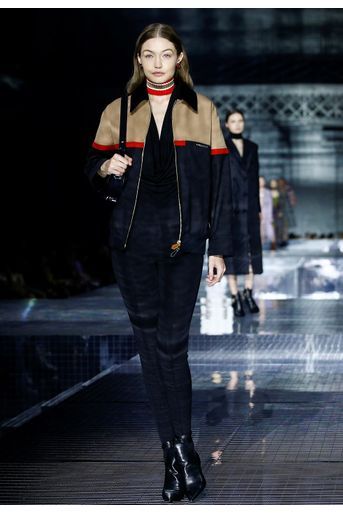 Gigi Hadid défile pour Burberry lors de la Fashion Week de Londres le 17 février 2020. 
