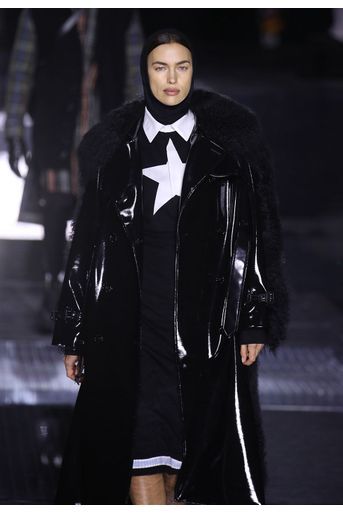 Irina Shayk défile pour Burberry lors de la Fashion Week de Londres le 17 février 2020. 