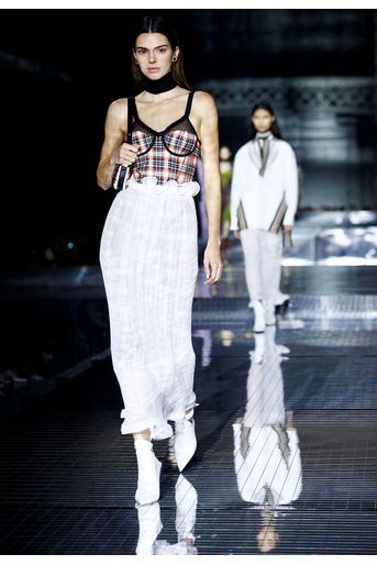 ﻿Kendall Jenner﻿ défile pour Burberry lors de la Fashion Week de Londres le 17 février 2020. 