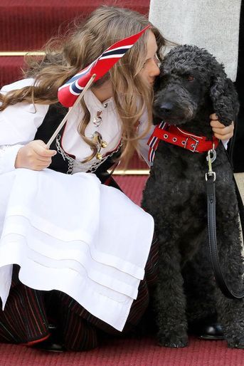 La princesse Ingrid Alexandra de Norvège et son chien Muffins Kråkebolle à Asker, le 17 mai 2018