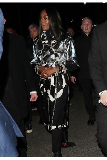 Naomi Campbell arrive au défilé Burberry lors de la Fashion Week de Londres le 17 février 2020. 