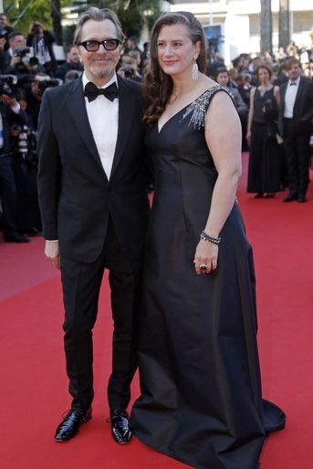 Gary Oldman et son épouse sur les marches du festival de Cannes, le 17 mai 2018.