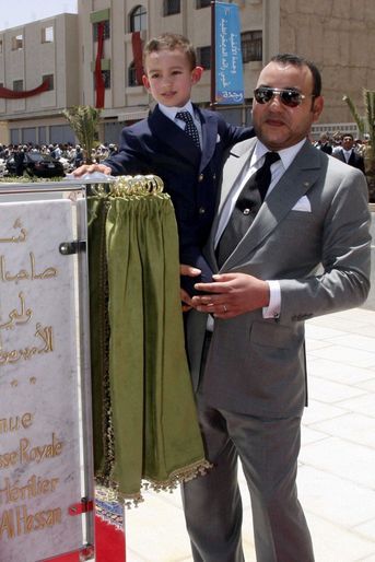 Le prince Moulay El Hassan du Maroc avec son père le roi Mohammed VI, le 4 juillet 2007