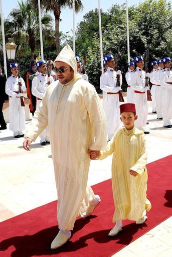 Le prince Moulay El Hassan du Maroc avec son père le roi Mohammed VI, le 30 juillet 2009