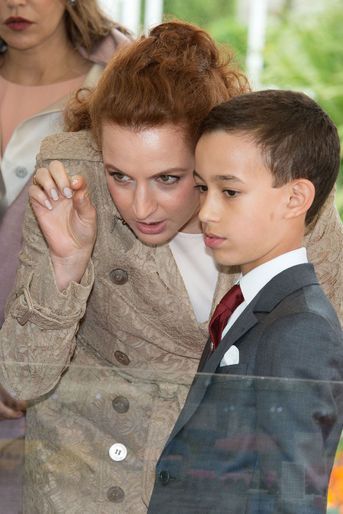 Le prince Moulay El Hassan du Maroc avec sa mère la princesse Lalla Salma, le 4 mars 2013
