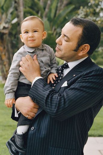 Le prince Moulay El Hassan du Maroc avec son père le roi Mohammed VI, le 7 mai 2004