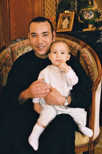 Le prince Moulay El Hassan du Maroc avec son père le roi Mohammed VI, le 7 mai 2004