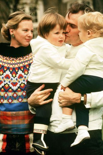 Le prince Frederik de Danemark avec ses parents et son frère en 1970