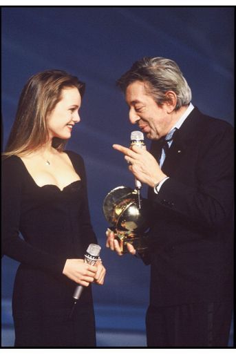 Vanessa Paradis et Serge Gainsbourg sur la scène des Victoires de la Musique, le 3 février 1990 à Paris.