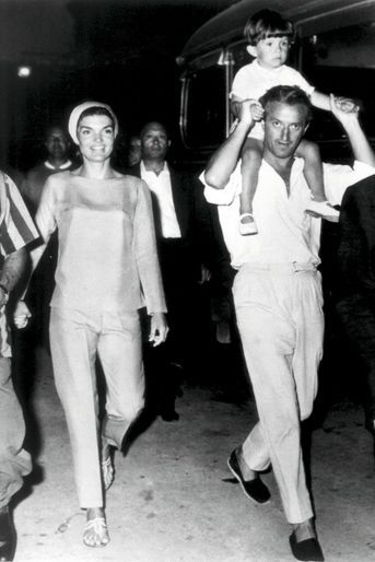 Pendant les vacances à Ravello avec Jackie Kennedy, en août 1962. Sur les épaules de Benno Graziani, John-John.