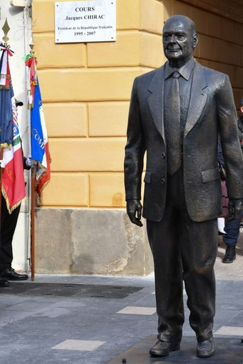 La statue de Jacques Chirac a été réalisée par l&#039;artiste niçois Patrick Frega. 