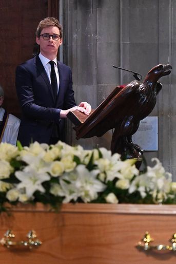 Eddie Redmayne a lu un texte lors des obsèques de Stephen Hawking.
