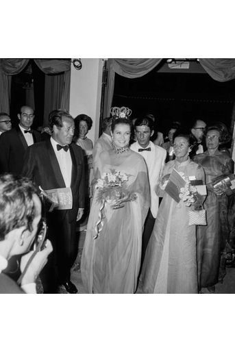 La princesse Grace de Monaco dans sa robe du soir bayadère Christian Dior par Marc Bohan lors d&#039;un dîner de gala à Monaco, le 10 août 1968