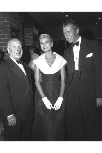 Grace Kelly dans la robe &quot;Caracas&quot; collection Christian Dior-New York printemps-été 1954 (sa première robe Dior) lors de la première du film &quot;Fenêtre sur cour&quot; avec Alfred Hitchcock et James Stewart