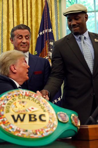 Donald Trump, entouré de Sylvester Stallone, Deontay Wilder et Lennox Lewis, a réhabilité le champion de boxe Jack Johnson, le 24 mai 2018.