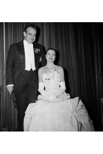 Grace Kelly dans une robe Chistian Dior créée spécialement pour elle, lors du bal de ses fiançailles avec le prince Rainier III de Monaco à New York le 6 janvier 1956