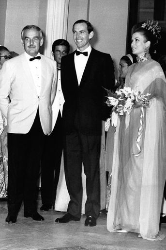 La princesse Grace de Monaco dans sa robe du soir bayadère Christian Dior par Marc Bohan lors d&#039;un dîner de gala à Monaco, le 10 août 1968