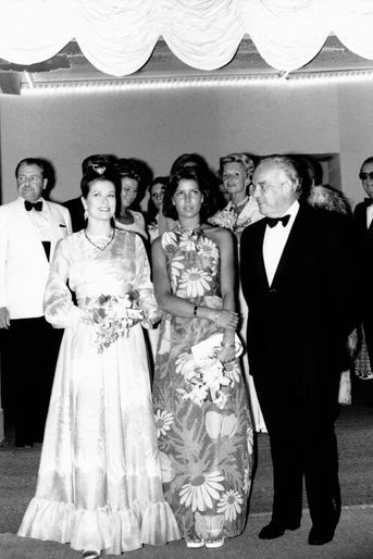 La princesse Grace de Monaco dans une robe du soir Christian Dior par Marc Bohan haute couture printemps-été 1973, au bal de la Croix-Rouge à Monaco en 1973