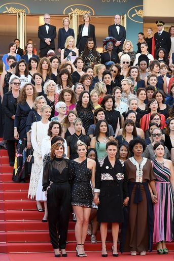 La montée des marches des 82 femmes menée par Cate Blanchett et Agnès Varda, le 12 mai 2018.