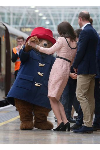 Kate Middleton, enceinte de son troisième enfant, danse avec l'ours Paddington, le 16 octobre 2017