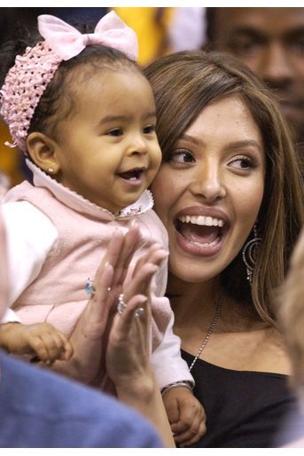 Vanessa Bryant avec sa fille Natalia lors d'un match de Kobe Bryant à Los Angeles le 28 novembre 2003 