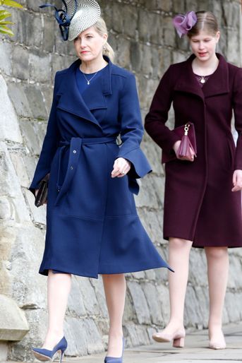 La comtesse Sophie de Wessex, en Roland Mouret, et sa fille Lady Louise Windsor à Windsor, le 1er avril 2018