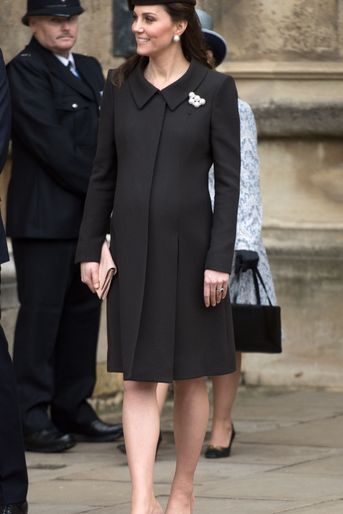 La duchesse Catherine de Cambridge, enceinte en Catherine Walker, à Windsor le 1er avril 2018