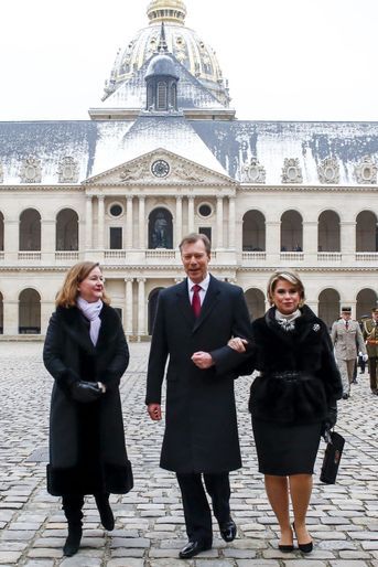 La grande-duchesse Maria Teresa et le grand-duc Henri de Luxembourg dans la cour des Invalides à Paris, le 19 mars 2018