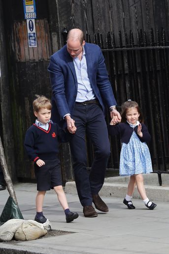 Le Prince George Et La Princesse Charlotte Rencontrent Leur Petit Frère      12