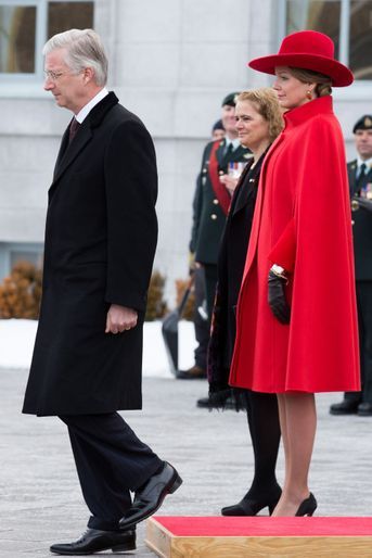 La reine des Belges Mathilde dans une cape rouge à Ottawa, le 12 mars 2018