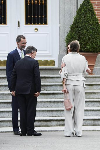 La reine Letizia et le roi Felipe VI d&#039;Espagne accueillent le couple présidentiel colombien au palais de la Zarzuela à Madrid, le 14 mai 2018