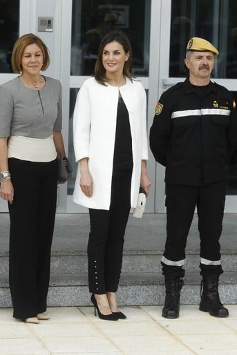 La reine Letizia d'Espagne, en black & white, à la base aérienne de Torrejón de Ardoz le 18 mai 2018