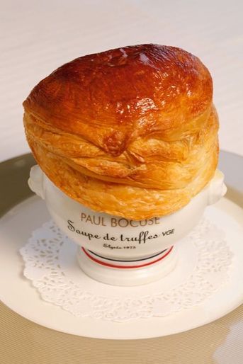 Créée en 1975 pour la remise de la Légion d’honneur à Paul Bocuse à l’Elysée par Valéry Giscard d’Estaing, la soupe aux truffes VGE appartient au patrimoine.