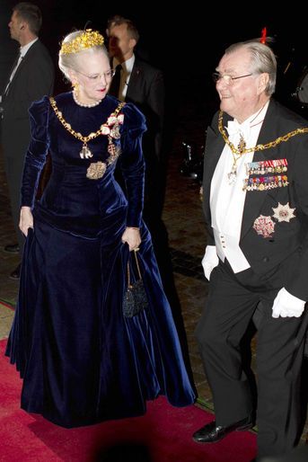 La reine Margrethe II de Danemark coiffée de son diadème Naasut, avec le prince consort Henrik, le 1er janvier 2013